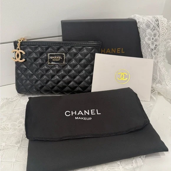 NEW CHANEL Makeup GWP Quilted Cosmetic Pouch With Gold CC Zipper - Picture 4 of 7